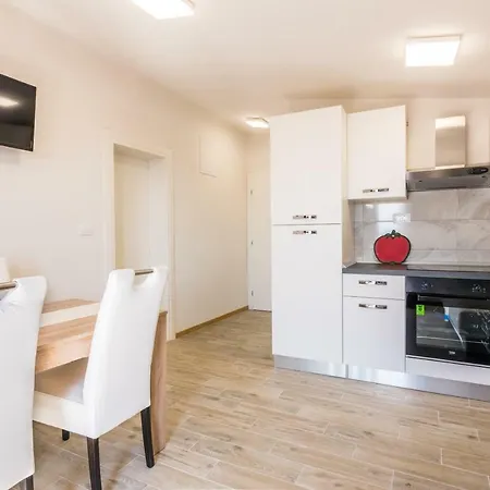 Apartment Family Roso Promajna