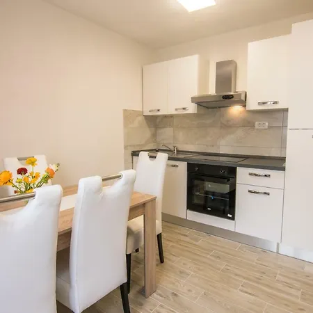 Apartment Family Roso Promajna