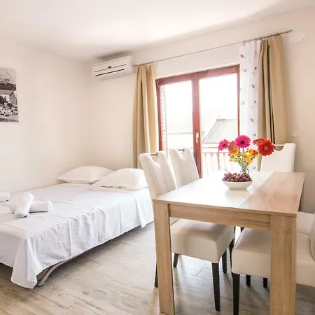 Apartment Family Roso Promajna